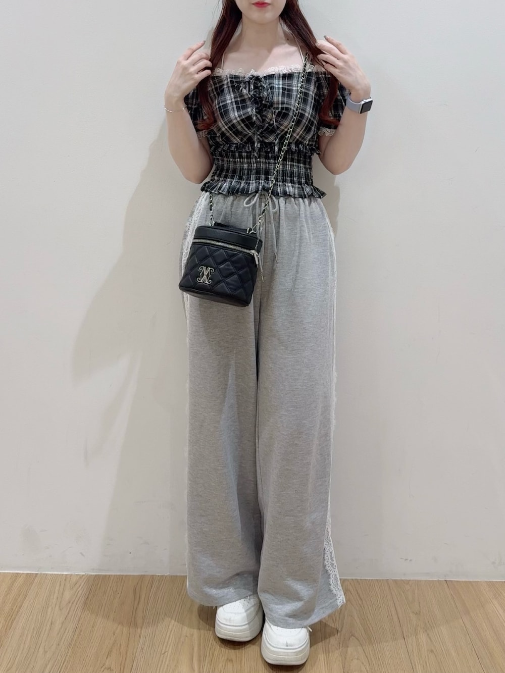 ブラック系のシャツ/ブラウス、ブラック系のショルダーバッグ、グレー系のその他パンツを着用したレディースの夏コーディネートの2枚目の写真