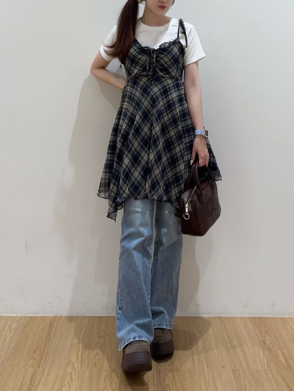 ブルー系のワンピース、ブラック系のハンドバッグ、ブルー系のデニムパンツを着用したレディースの夏コーディネートの2枚目の写真