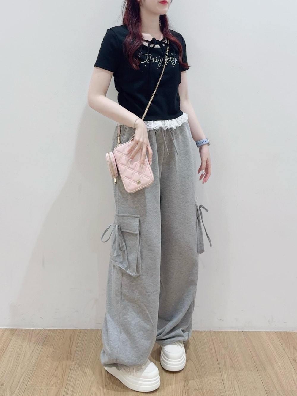 ブラック系のTシャツ/カットソー、ピンク系のショルダーバッグ、グレー系のカーゴパンツを着用したレディースの春コーディネートの3枚目の写真