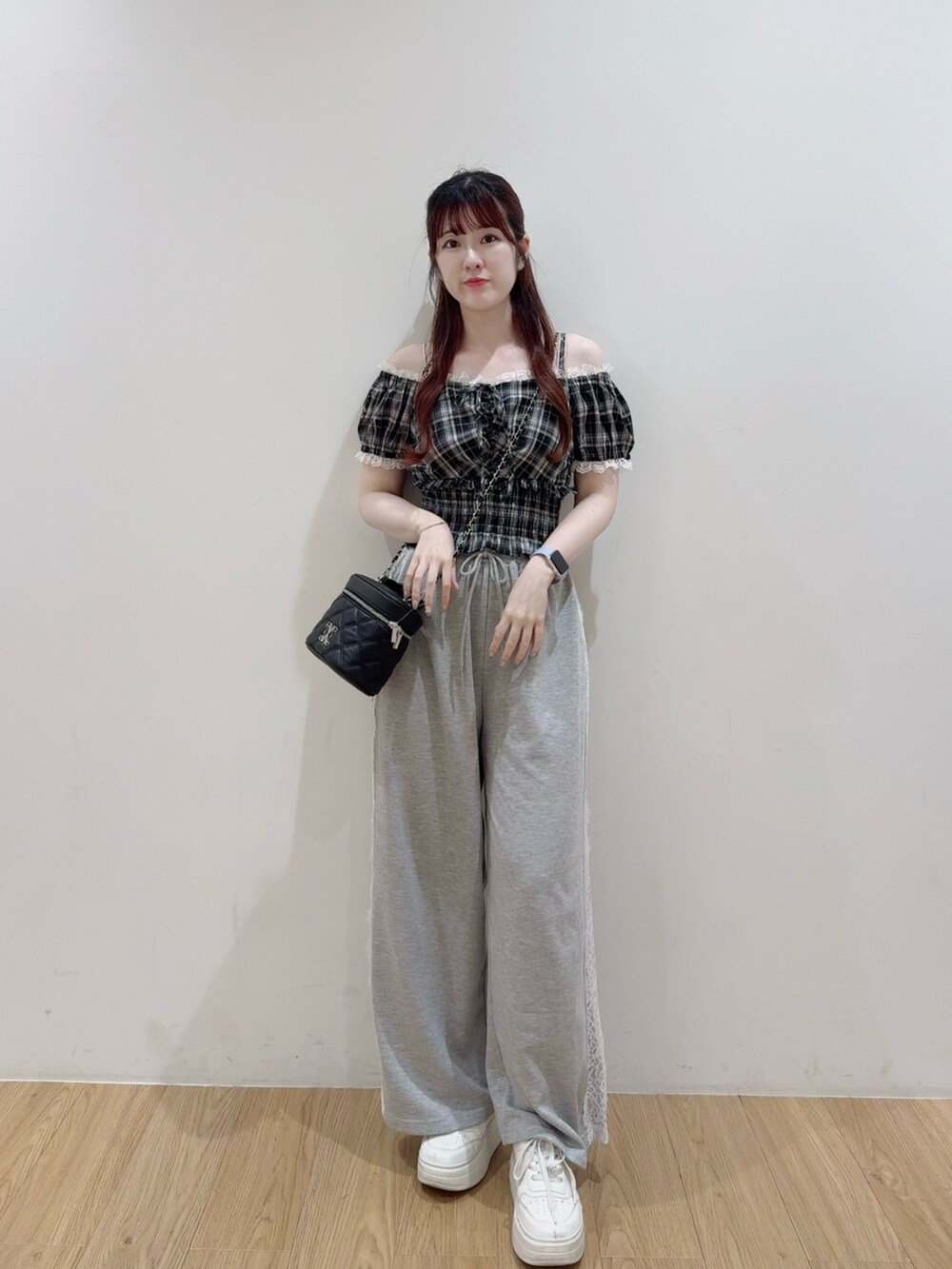 ブラック系のシャツ/ブラウス、ブラック系のショルダーバッグ、グレー系のその他パンツを着用したレディースの夏コーディネートの3枚目の写真