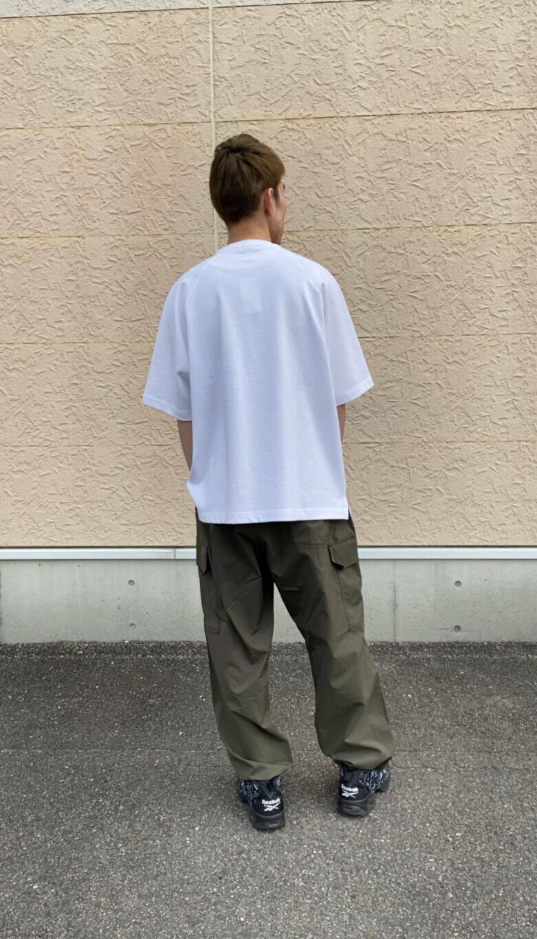 「カーゴパンツ、アクティブ、メンズコーデ」｜「ITEMS URBANRESEARCHのウエストイージー ポリカーゴパンツ（その他パンツ、グリーン系）」を使った、tsubasaさん（メンズ・170cm）の夏コーディネートの4枚目の写真