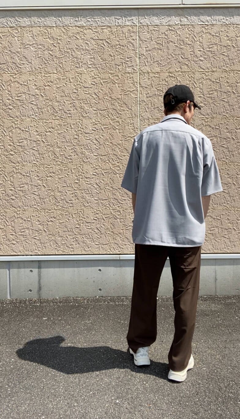 ブラウン系のその他パンツ、グレー系のシャツ/ブラウス、ブラック系のTシャツ/カットソーを着用したメンズの夏コーディネートの4枚目の写真