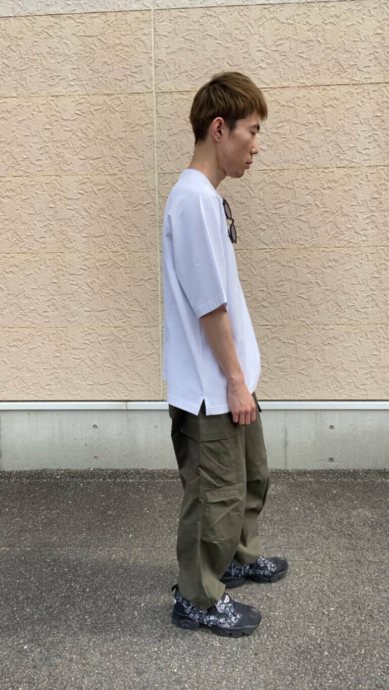 「カーゴパンツ、アクティブ、メンズコーデ」｜「ITEMS URBANRESEARCHのウエストイージー ポリカーゴパンツ（その他パンツ、グリーン系）」を使った、tsubasaさん（メンズ・170cm）の夏コーディネートの3枚目の写真
