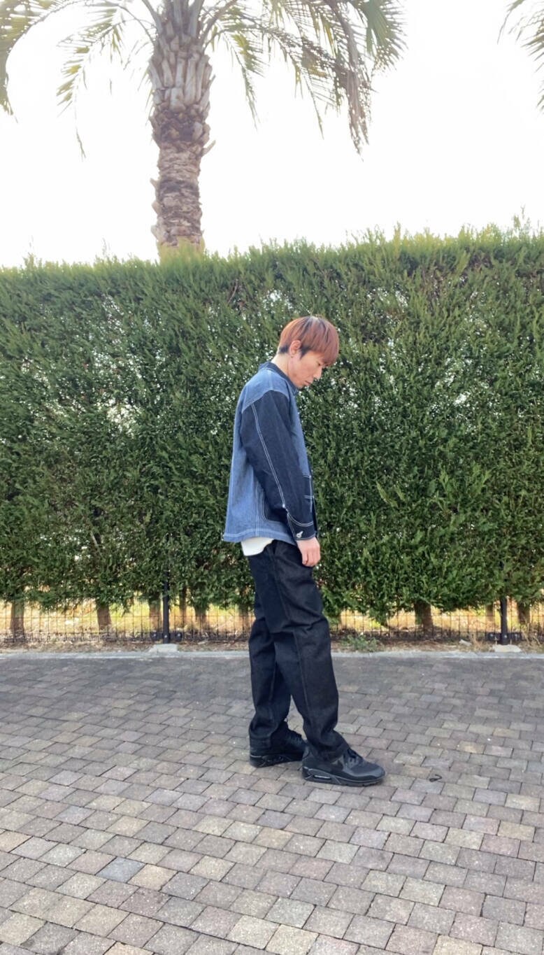 ブラック系のその他パンツ、ホワイト系のTシャツ/カットソーを着用したメンズの春コーディネートの3枚目の写真