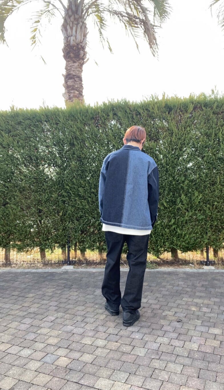 ブラック系のその他パンツ、ホワイト系のTシャツ/カットソーを着用したメンズの春コーディネートの4枚目の写真