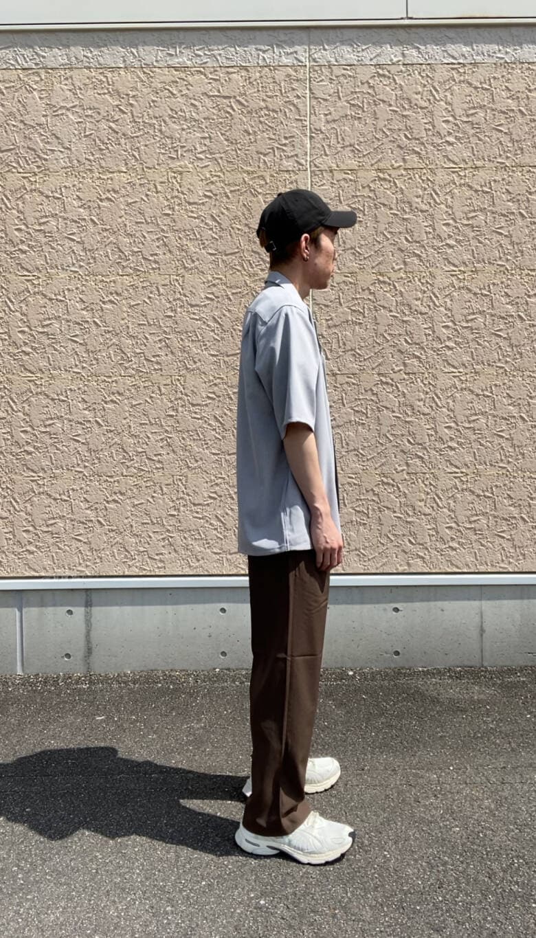 ブラウン系のその他パンツ、グレー系のシャツ/ブラウス、ブラック系のTシャツ/カットソーを着用したメンズの夏コーディネートの2枚目の写真