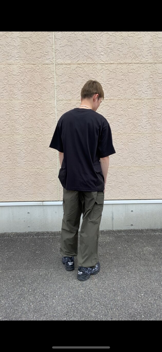「カーゴパンツ、アクティブ、メンズコーデ、休日リラックスコーデ」｜「ITEMS URBANRESEARCHのウエストイージー ポリカーゴパンツ（その他パンツ、グリーン系）」を使った、tsubasaさん（メンズ・170cm）の夏コーディネートの4枚目の写真