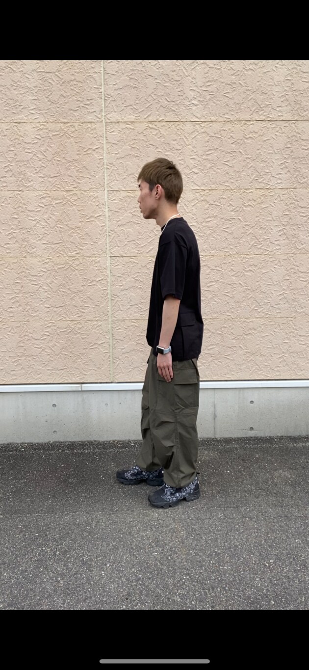 「カーゴパンツ、アクティブ、メンズコーデ、休日リラックスコーデ」｜「ITEMS URBANRESEARCHのウエストイージー ポリカーゴパンツ（その他パンツ、グリーン系）」を使った、tsubasaさん（メンズ・170cm）の夏コーディネートの3枚目の写真