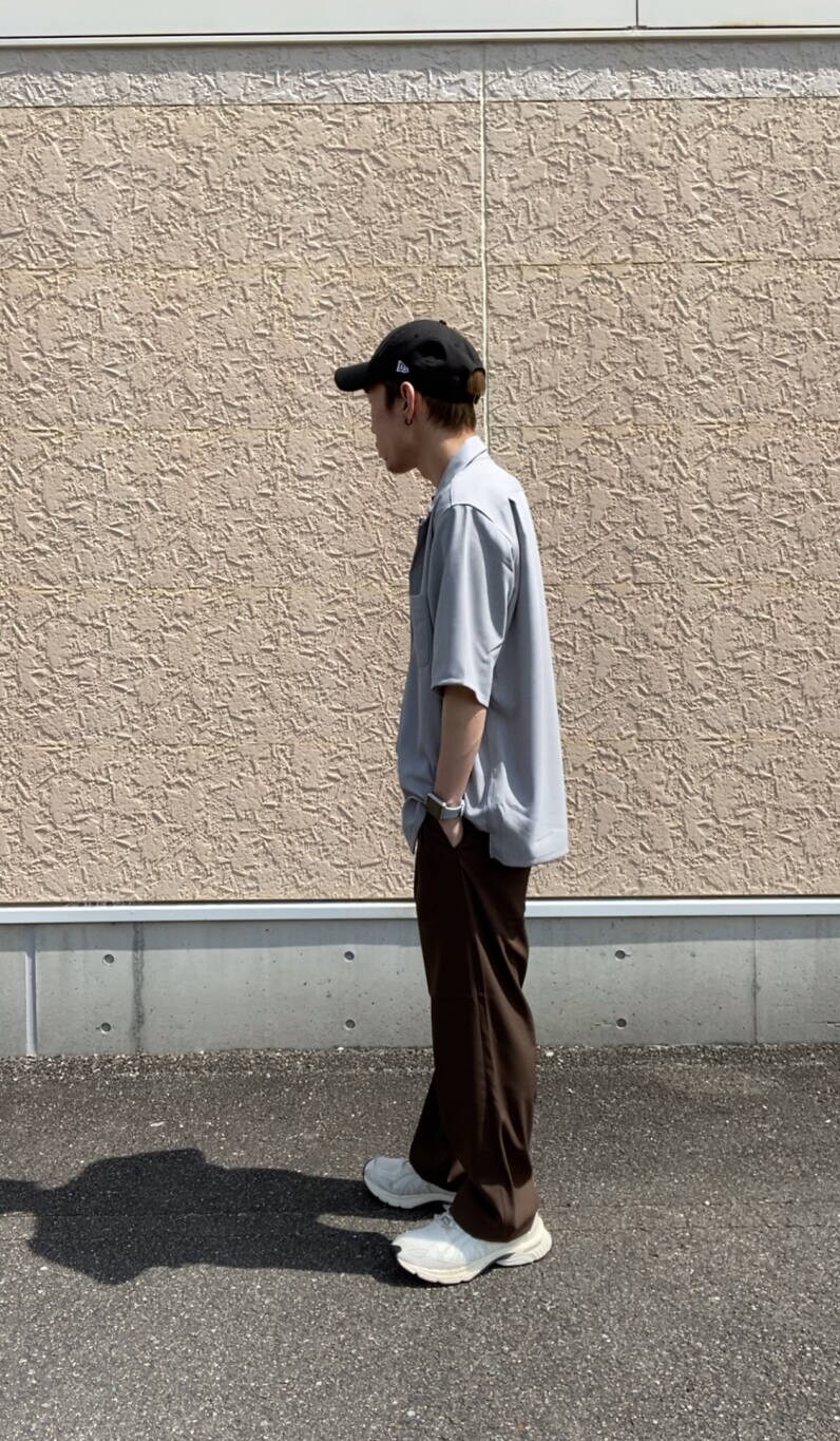 ブラウン系のその他パンツ、グレー系のシャツ/ブラウス、ブラック系のTシャツ/カットソーを着用したメンズの夏コーディネートの3枚目の写真