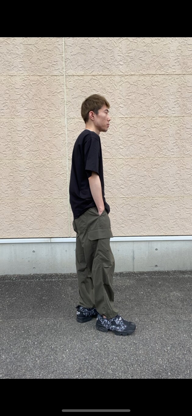 「カーゴパンツ、アクティブ、メンズコーデ、休日リラックスコーデ」｜「ITEMS URBANRESEARCHのウエストイージー ポリカーゴパンツ（その他パンツ、グリーン系）」を使った、tsubasaさん（メンズ・170cm）の夏コーディネートの2枚目の写真