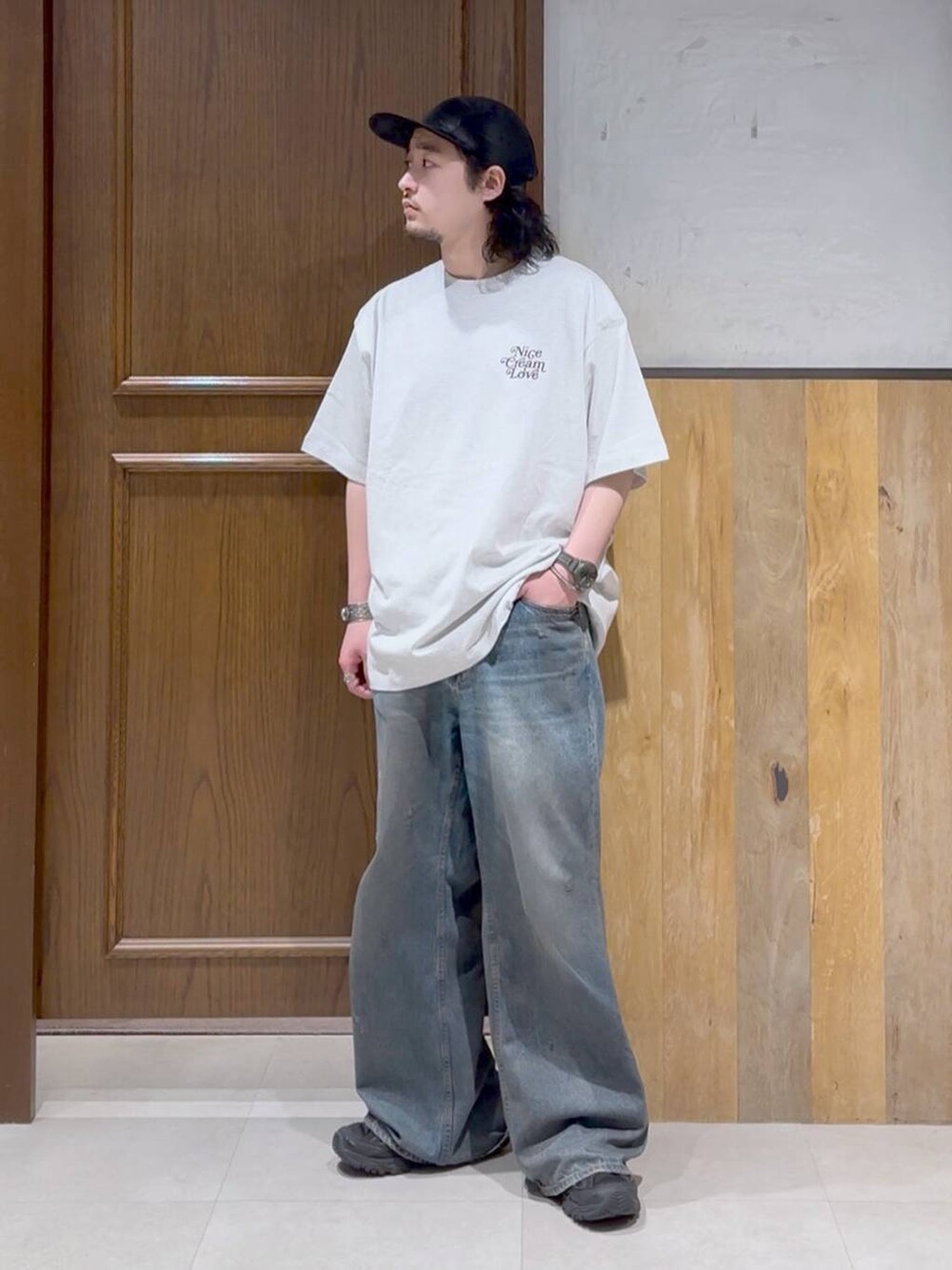 ブルー系のデニムパンツ、ホワイト系のタンクトップ、グレー系のTシャツ/カットソーを着用したメンズの春コーディネートの2枚目の写真