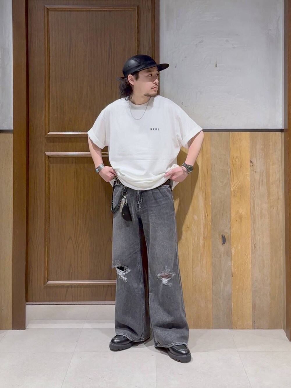 ブラック系のドレスシューズ、グレー系のデニムパンツ、ホワイト系のタンクトップを着用したメンズの夏コーディネートの2枚目の写真