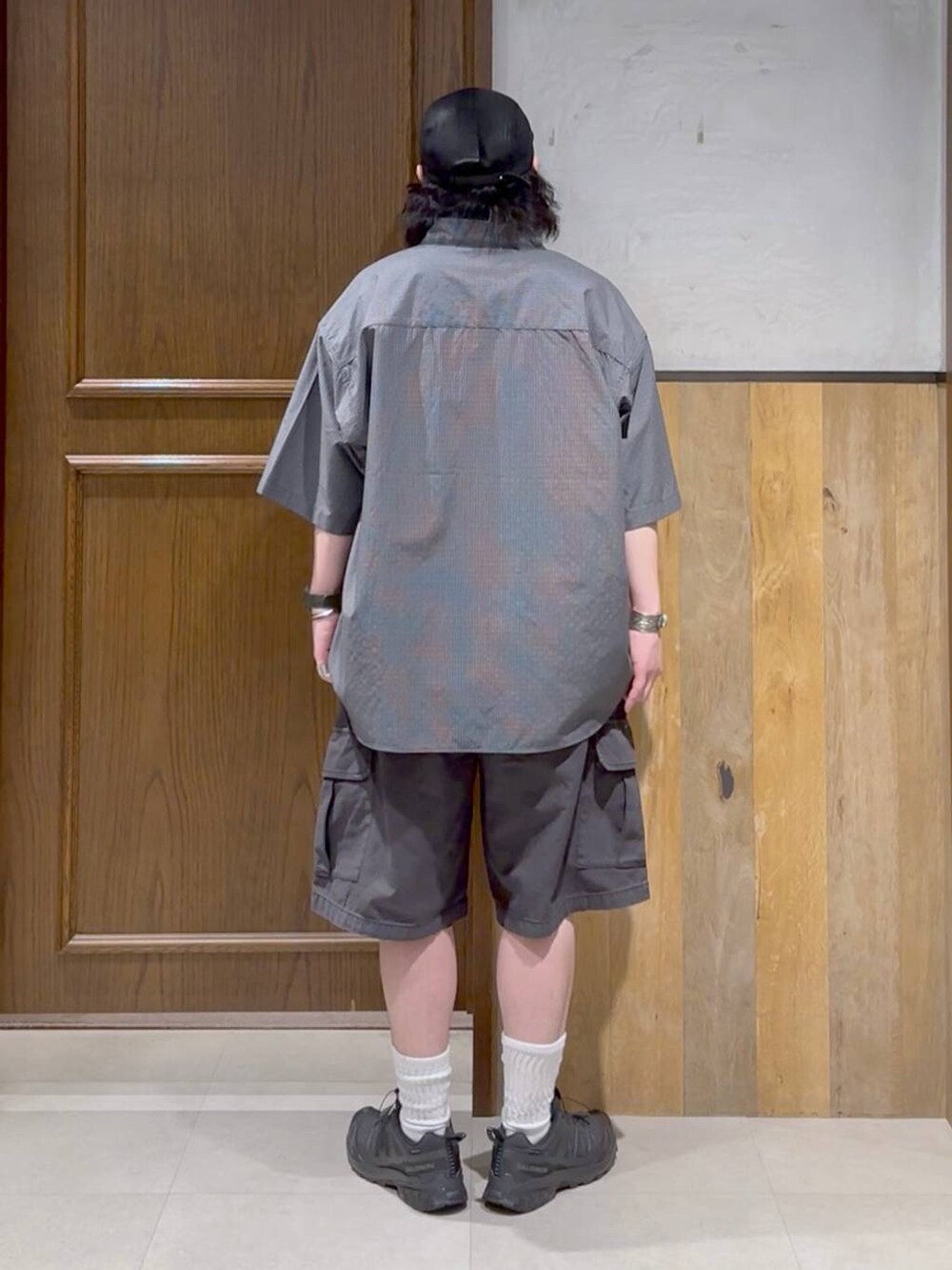 ブラック系のスニーカー、グレー系のシャツ/ブラウス、ブラック系のカーゴパンツを着用したメンズの春コーディネートの3枚目の写真