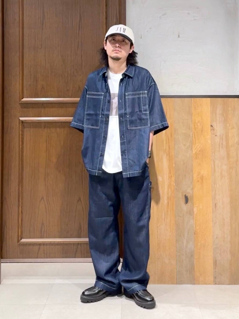 ブラック系のドレスシューズ、ブルー系のシャツ/ブラウス、ホワイト系のTシャツ/カットソーを着用したメンズの夏コーディネートの2枚目の写真