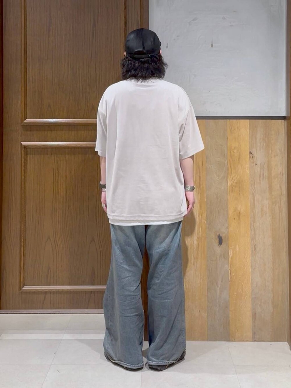 ブルー系のデニムパンツ、ホワイト系のタンクトップ、ホワイト系のTシャツ/カットソーを着用したメンズの夏コーディネートの2枚目の写真