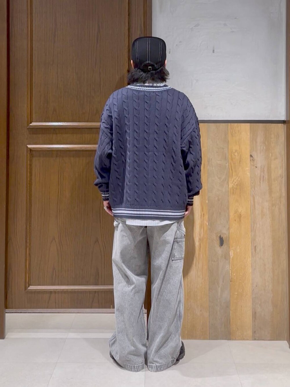 グレー系のシャツ/ブラウス、グレー系のデニムパンツ、ブルー系のニット/セーターを着用したメンズの春コーディネートの2枚目の写真