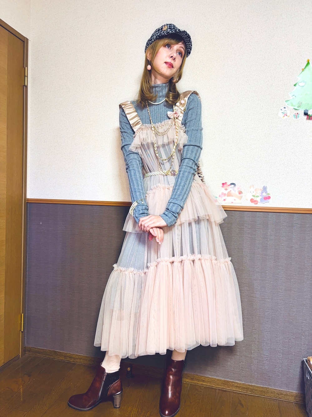 「冬コーデ、大人女子、きれいめコーデ、レイヤードスタイル、デート、帽子、高身長、高身長女子、ふわふわ、クリスマスに着たい服、ニットワンピース、豪華、派手、プリンセス」｜「J1U by LA BELLE ETUDEのシースルーボリュームチュールデザインジレ（ベスト、ベージュ系）」を使った、Elli👩🏻‍🦰高身長細身コーデさん（骨格ウェーブ・レディース・175cm）の冬コーディネートの2枚目の写真