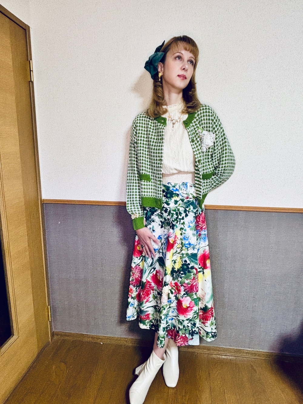 「グリーン、しまむら、ZARA、古着、初売り、花柄スカート、ロングスカート、春コーデ、カーディガン、白ブーツ、緑スカート、バレッタ、緑のカーディガン、高身長女子、金髪」｜「ZARAのアイテム（スカート、グリーン系）」を使った、Elli👩🏻‍🦰高身長細身コーデさん（骨格ウェーブ・レディース・175cm）の冬コーディネートの3枚目の写真