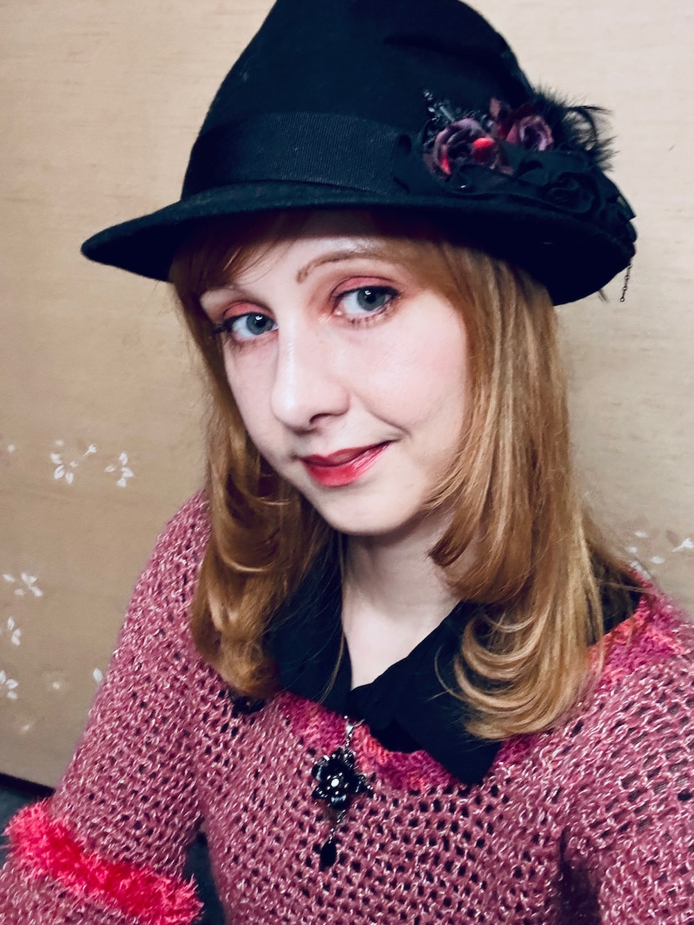 「ハンドメイド、手作り、赤スカート、赤、編み物、長いスカート、春めき満開コーデ、オトナ女子、カッコイイ女子、高身長女子、ニットコーデ、黒帽子、ゴシック、ストリート、レース」｜「LA BELLE ETUDEのアイテム（スカート、レッド系）」を使った、Elli👩🏻‍🦰高身長細身コーデさん（骨格ウェーブ・レディース・175cm）の春コーディネートの5枚目の写真