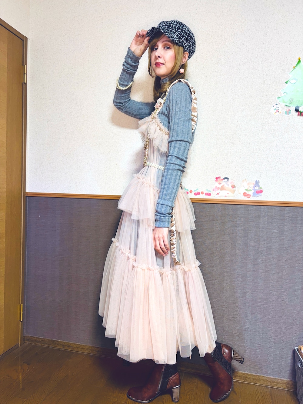 「冬コーデ、大人女子、きれいめコーデ、レイヤードスタイル、デート、帽子、高身長、高身長女子、ふわふわ、クリスマスに着たい服、ニットワンピース、豪華、派手、プリンセス」｜「J1U by LA BELLE ETUDEのシースルーボリュームチュールデザインジレ（ベスト、ベージュ系）」を使った、Elli👩🏻‍🦰高身長細身コーデさん（骨格ウェーブ・レディース・175cm）の冬コーディネートの3枚目の写真