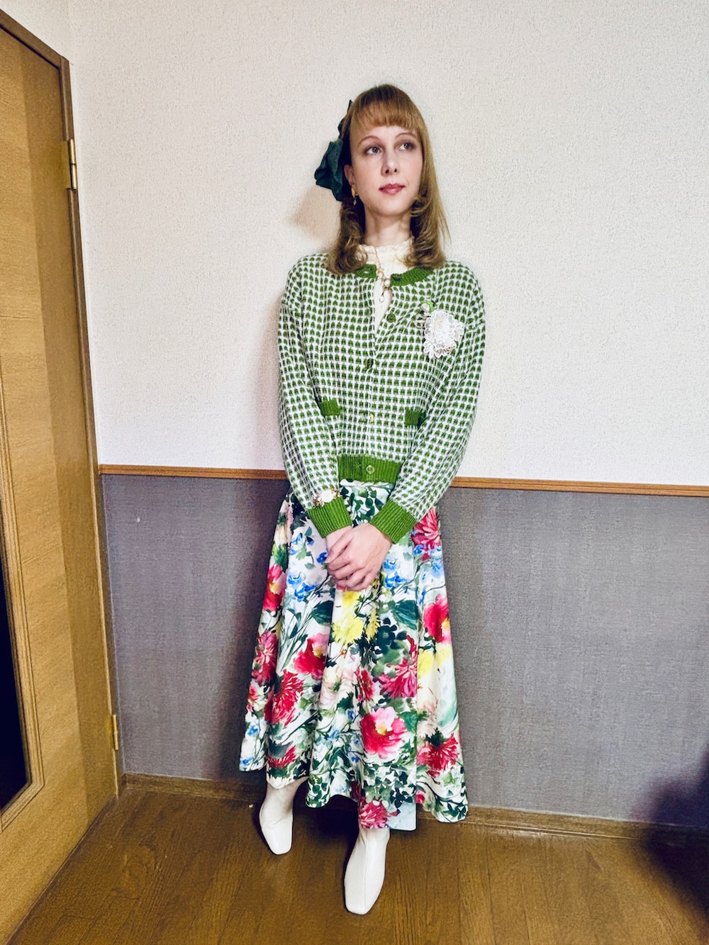 「グリーン、しまむら、ZARA、古着、初売り、花柄スカート、ロングスカート、春コーデ、カーディガン、白ブーツ、緑スカート、バレッタ、緑のカーディガン、高身長女子、金髪」｜「ZARAのアイテム（スカート、グリーン系）」を使った、Elli👩🏻‍🦰高身長細身コーデさん（骨格ウェーブ・レディース・175cm）の冬コーディネートの2枚目の写真