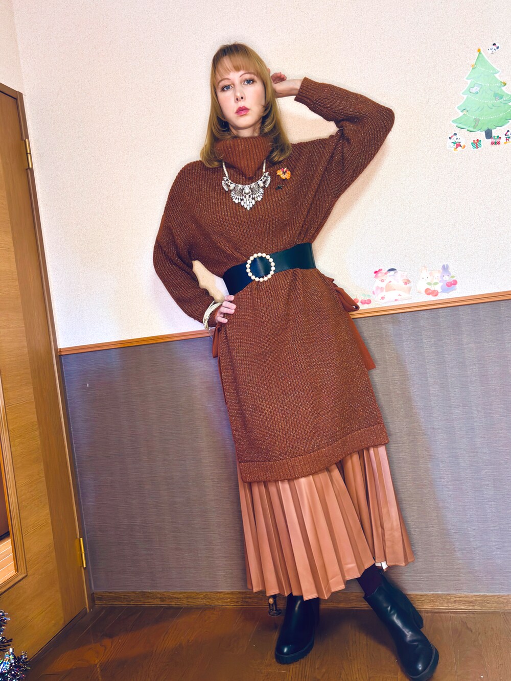 「最近のいい感じコーデ、クリスマスに着たい服、休日スタイル、ニットコーデ、カジュアルガーリー、冬のコーデ、大人コーデ、ロングスカート、ニットワンピース、ブラウン、高身長女子、ワンピース、デート、30代コーデ」｜「CECIL McBEEのノーカラーコート（ノーカラージャケット、ブラック系）」を使った、Elli👩🏻‍🦰高身長細身コーデさん（骨格ウェーブ・レディース・175cm）の冬コーディネートの3枚目の写真
