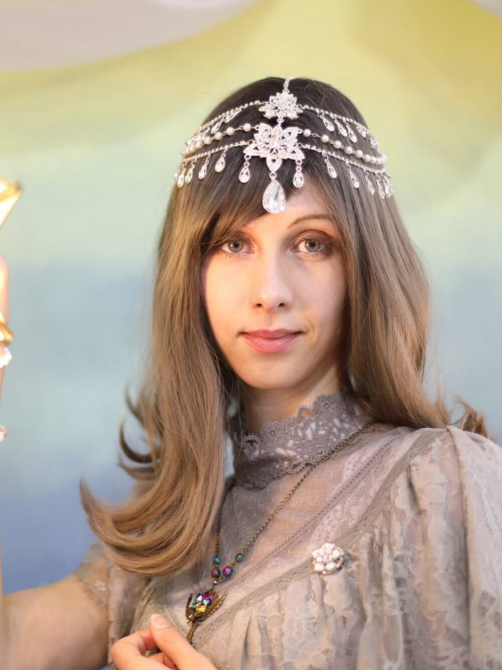 パープル系のスカート、ブルー系のトップス、ブラック系のパンプスを着用したレディースの秋コーディネートの2枚目の写真