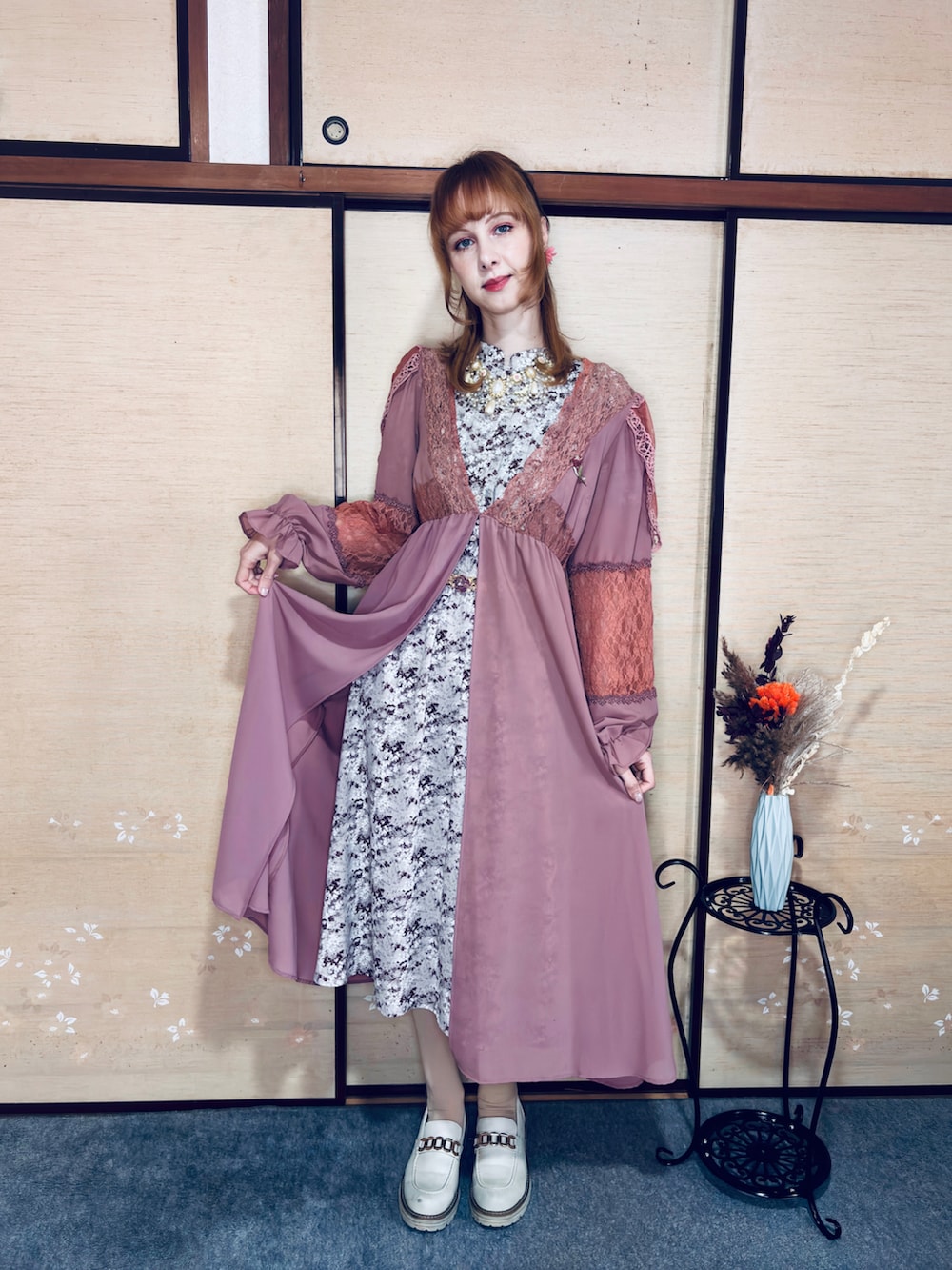 「春めき満開コーデ、花見コーデ、ピンクコーデ、カーディガン、エレガント、春色、初春コーデ、着回しコーデ、休日スタイル、きれいめコーデ、30代コーデ、高身長女子、ハーフアップ、モノトーンコーデ、大人かわいい」｜「Mustangのアイテム（シューズ、ホワイト系）」を使った、Elli👩🏻‍🦰高身長細身コーデさん（骨格ウェーブ・レディース・175cm）の春コーディネートの3枚目の写真