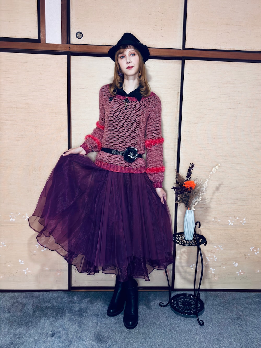 「ハンドメイド、手作り、赤スカート、赤、編み物、長いスカート、春めき満開コーデ、オトナ女子、カッコイイ女子、高身長女子、ニットコーデ、黒帽子、ゴシック、ストリート、レース」｜「LA BELLE ETUDEのアイテム（スカート、レッド系）」を使った、Elli👩🏻‍🦰高身長細身コーデさん（骨格ウェーブ・レディース・175cm）の春コーディネートの4枚目の写真