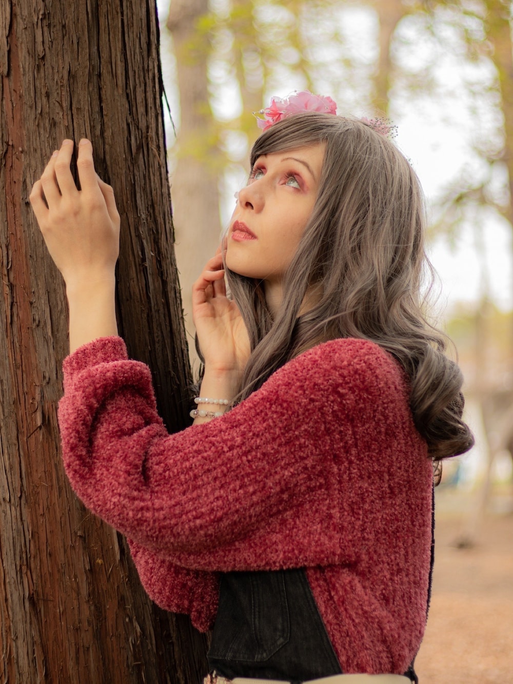 「花見コーデ、花見、ピンクコーデ、ピンクニット、ふわふわスカート、長いスカート、あたたかコーデ、お出かけコーデ、高身長女子、vintage、高身長女子コーデ、外国人風、ビンテージ風、デニムスカート、可愛いコーデ」｜「LA BELLE ETUDEのアイテム（スカート、グレー系）」を使った、Elli👩🏻‍🦰高身長細身コーデさん（レディース・175cm）の秋コーディネートの2枚目の写真