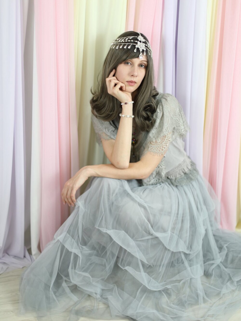 パープル系のスカート、ブルー系のトップス、ブラック系のパンプスを着用したレディースの秋コーディネートの3枚目の写真