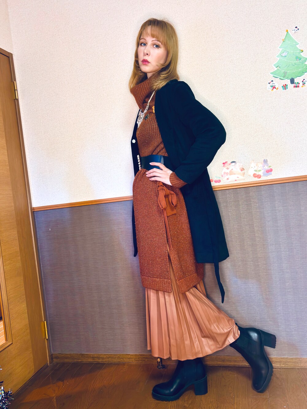 「最近のいい感じコーデ、クリスマスに着たい服、休日スタイル、ニットコーデ、カジュアルガーリー、冬のコーデ、大人コーデ、ロングスカート、ニットワンピース、ブラウン、高身長女子、ワンピース、デート、30代コーデ」｜「CECIL McBEEのノーカラーコート（ノーカラージャケット、ブラック系）」を使った、Elli👩🏻‍🦰高身長細身コーデさん（骨格ウェーブ・レディース・175cm）の冬コーディネートの2枚目の写真