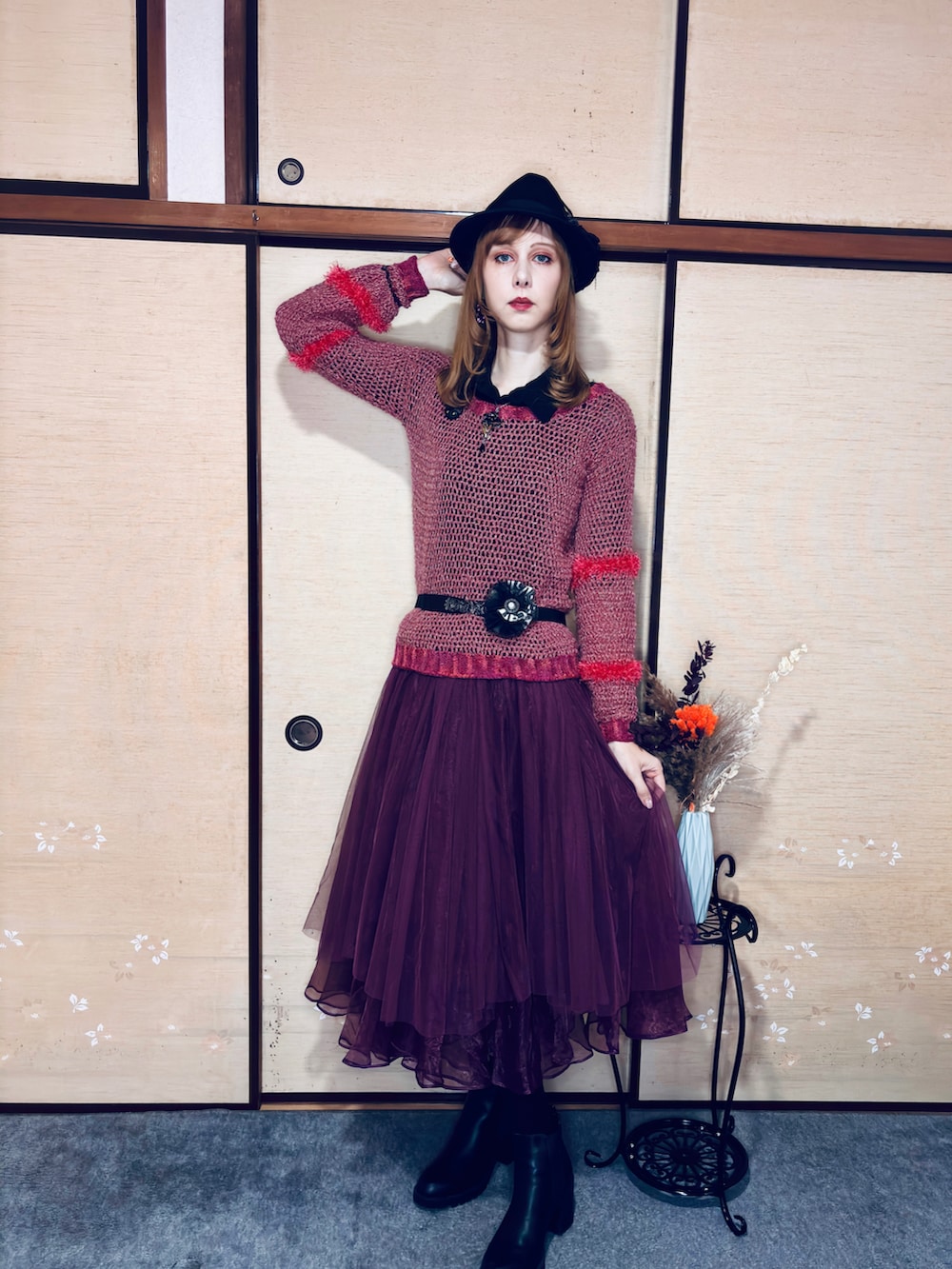 「ハンドメイド、手作り、赤スカート、赤、編み物、長いスカート、春めき満開コーデ、オトナ女子、カッコイイ女子、高身長女子、ニットコーデ、黒帽子、ゴシック、ストリート、レース」｜「LA BELLE ETUDEのアイテム（スカート、レッド系）」を使った、Elli👩🏻‍🦰高身長細身コーデさん（骨格ウェーブ・レディース・175cm）の春コーディネートの2枚目の写真