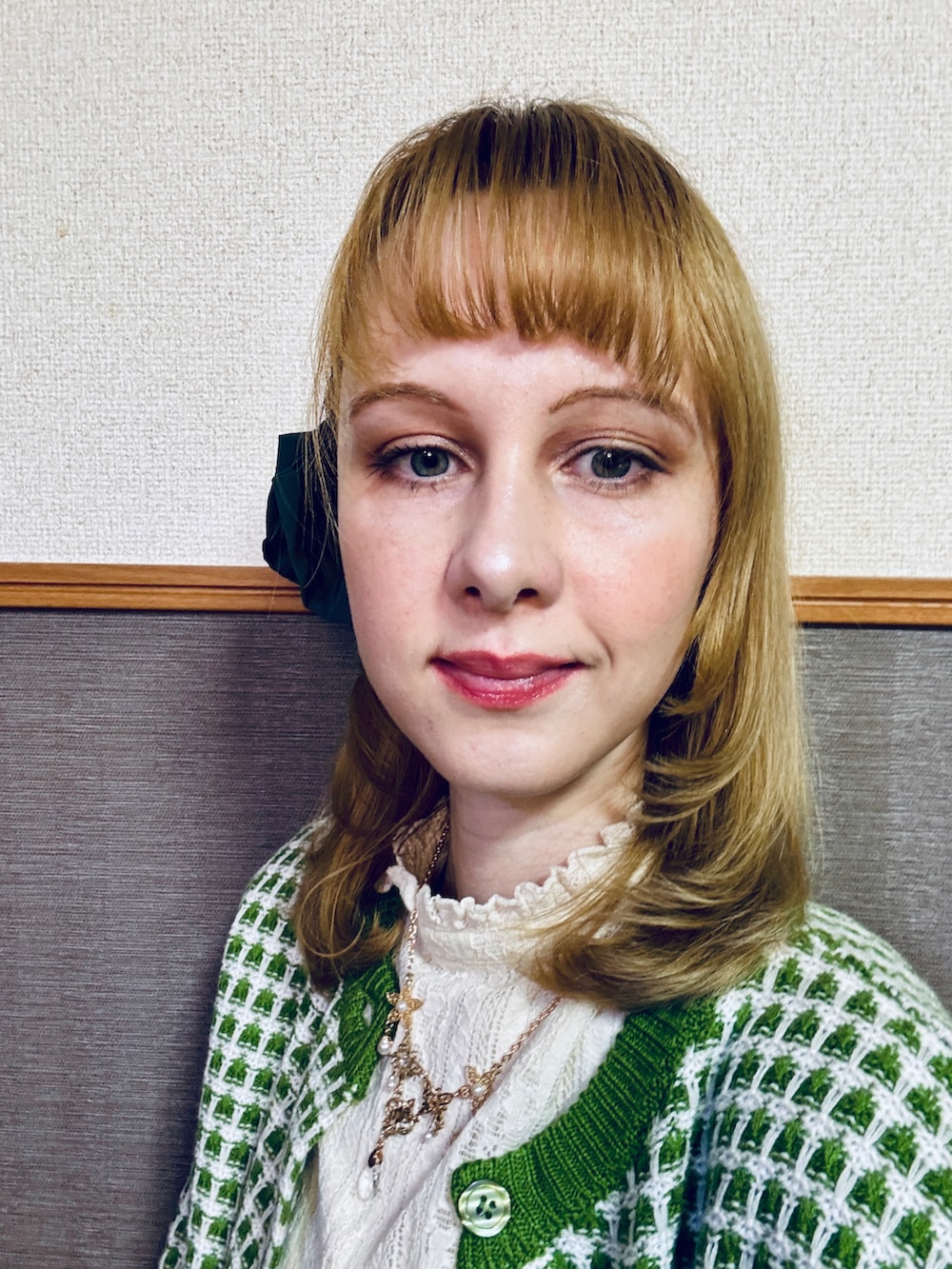 「グリーン、しまむら、ZARA、古着、初売り、花柄スカート、ロングスカート、春コーデ、カーディガン、白ブーツ、緑スカート、バレッタ、緑のカーディガン、高身長女子、金髪」｜「ZARAのアイテム（スカート、グリーン系）」を使った、Elli👩🏻‍🦰高身長細身コーデさん（骨格ウェーブ・レディース・175cm）の冬コーディネートの4枚目の写真