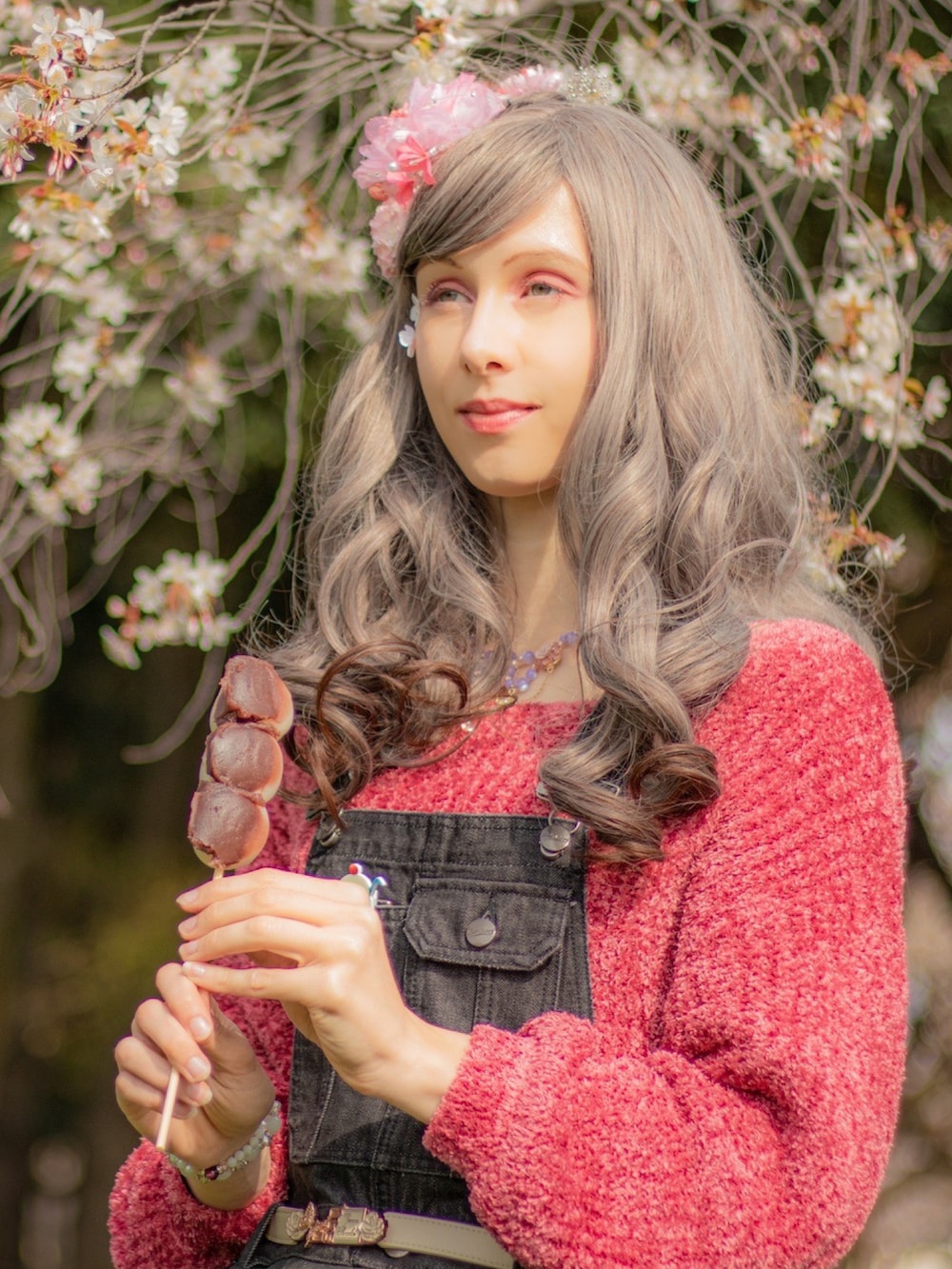 「花見コーデ、花見、ピンクコーデ、ピンクニット、ふわふわスカート、長いスカート、あたたかコーデ、お出かけコーデ、高身長女子、vintage、高身長女子コーデ、外国人風、ビンテージ風、デニムスカート、可愛いコーデ」｜「LA BELLE ETUDEのアイテム（スカート、グレー系）」を使った、Elli👩🏻‍🦰高身長細身コーデさん（レディース・175cm）の秋コーディネートの3枚目の写真