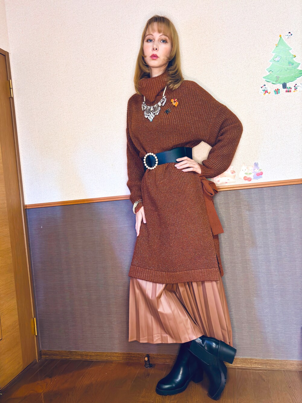 「最近のいい感じコーデ、クリスマスに着たい服、休日スタイル、ニットコーデ、カジュアルガーリー、冬のコーデ、大人コーデ、ロングスカート、ニットワンピース、ブラウン、高身長女子、ワンピース、デート、30代コーデ」｜「CECIL McBEEのノーカラーコート（ノーカラージャケット、ブラック系）」を使った、Elli👩🏻‍🦰高身長細身コーデさん（骨格ウェーブ・レディース・175cm）の冬コーディネートの4枚目の写真