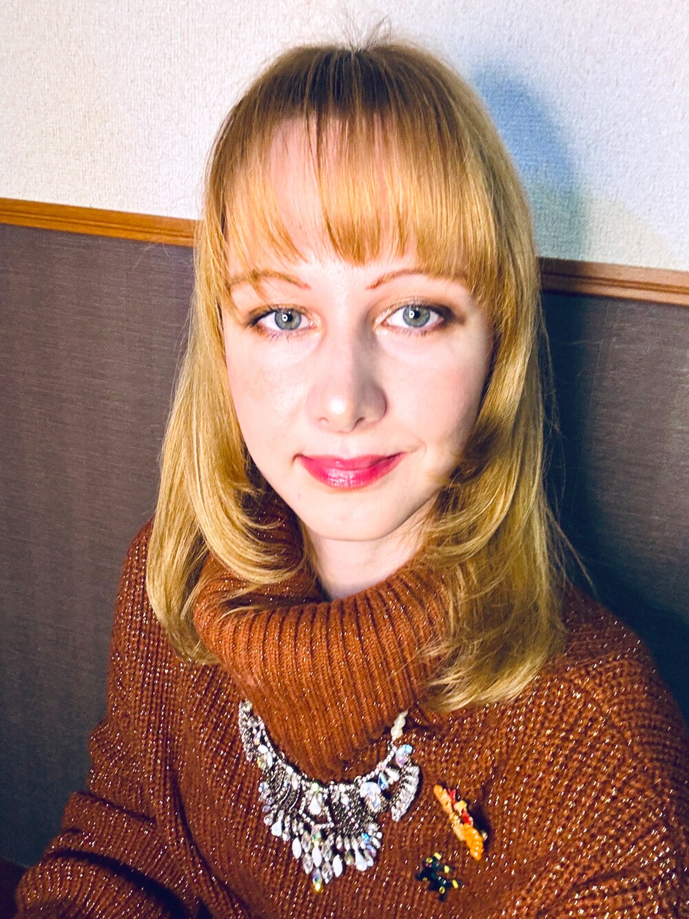 「最近のいい感じコーデ、クリスマスに着たい服、休日スタイル、ニットコーデ、カジュアルガーリー、冬のコーデ、大人コーデ、ロングスカート、ニットワンピース、ブラウン、高身長女子、ワンピース、デート、30代コーデ」｜「CECIL McBEEのノーカラーコート（ノーカラージャケット、ブラック系）」を使った、Elli👩🏻‍🦰高身長細身コーデさん（骨格ウェーブ・レディース・175cm）の冬コーディネートの5枚目の写真
