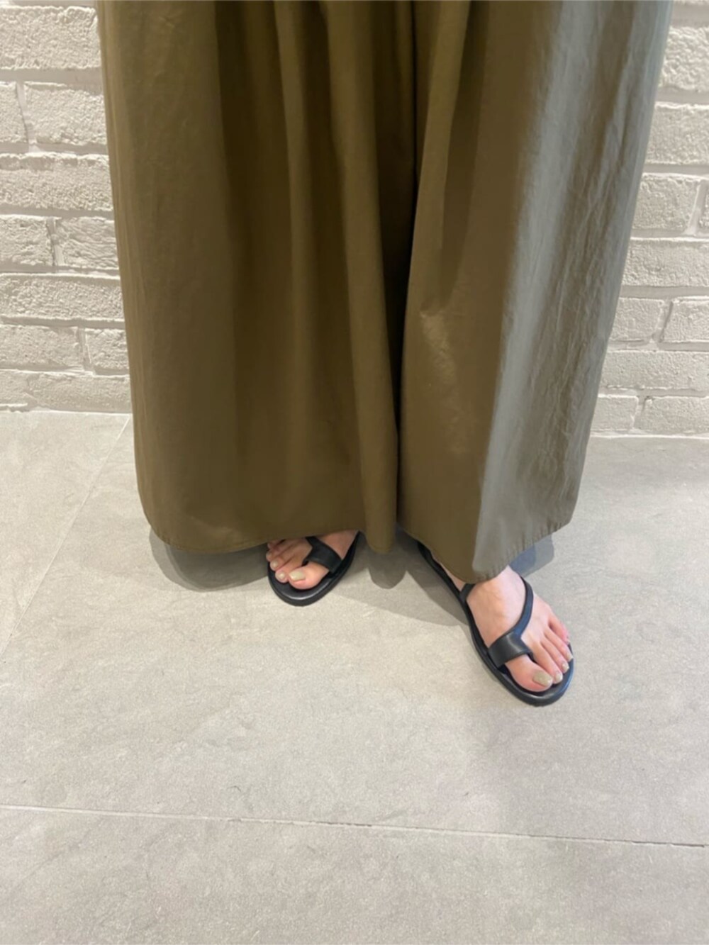 グリーン系のスカート、ブルー系のニット/セーターを着用したレディースの夏コーディネートの5枚目の写真