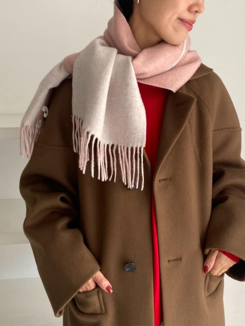 ブラウン系のブーツ、レッド系のニット/セーター、グレー系のカーゴパンツを着用したレディースの秋コーディネートの2枚目の写真