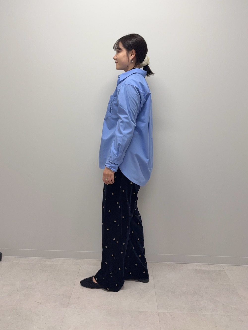 ブルー系のシャツ/ブラウス、ブラック系のその他シューズ、ブラック系のその他パンツを着用したレディースの秋コーディネートの2枚目の写真