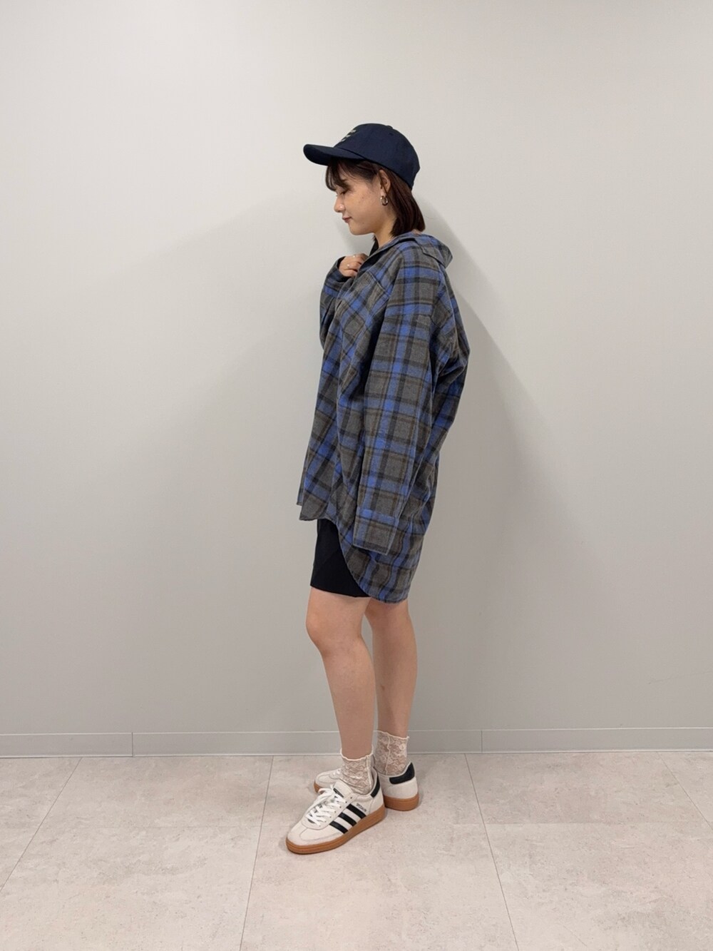 ブルー系のシャツ/ブラウス、ブラック系のその他パンツ、ベージュ系のスニーカーを着用したレディースの秋コーディネートの2枚目の写真