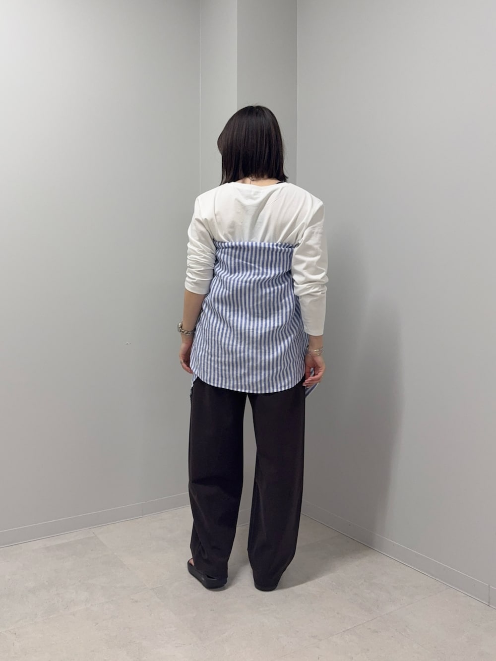 ホワイト系のTシャツ/カットソー、その他のシャツ/ブラウス、ブラウン系のその他パンツを着用したレディースの春コーディネートの7枚目の写真