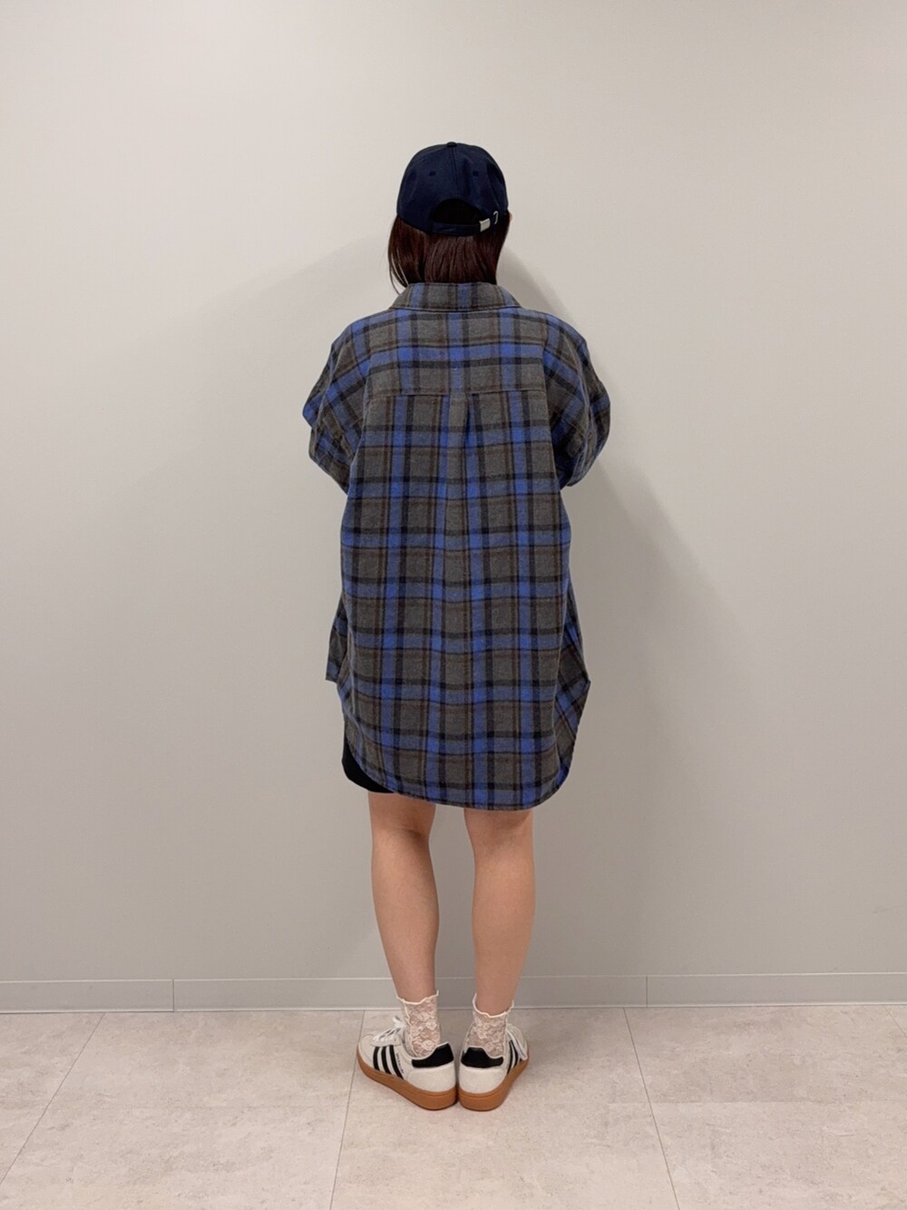 ブルー系のシャツ/ブラウス、ブラック系のその他パンツ、ベージュ系のスニーカーを着用したレディースの秋コーディネートの3枚目の写真