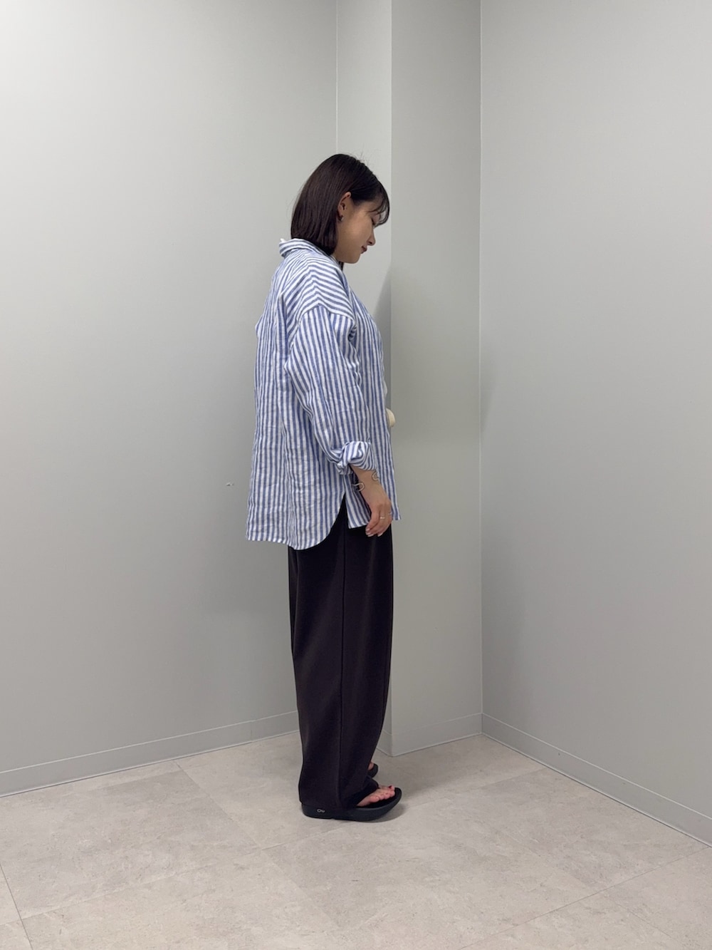 ホワイト系のTシャツ/カットソー、その他のシャツ/ブラウス、ブラウン系のその他パンツを着用したレディースの春コーディネートの3枚目の写真