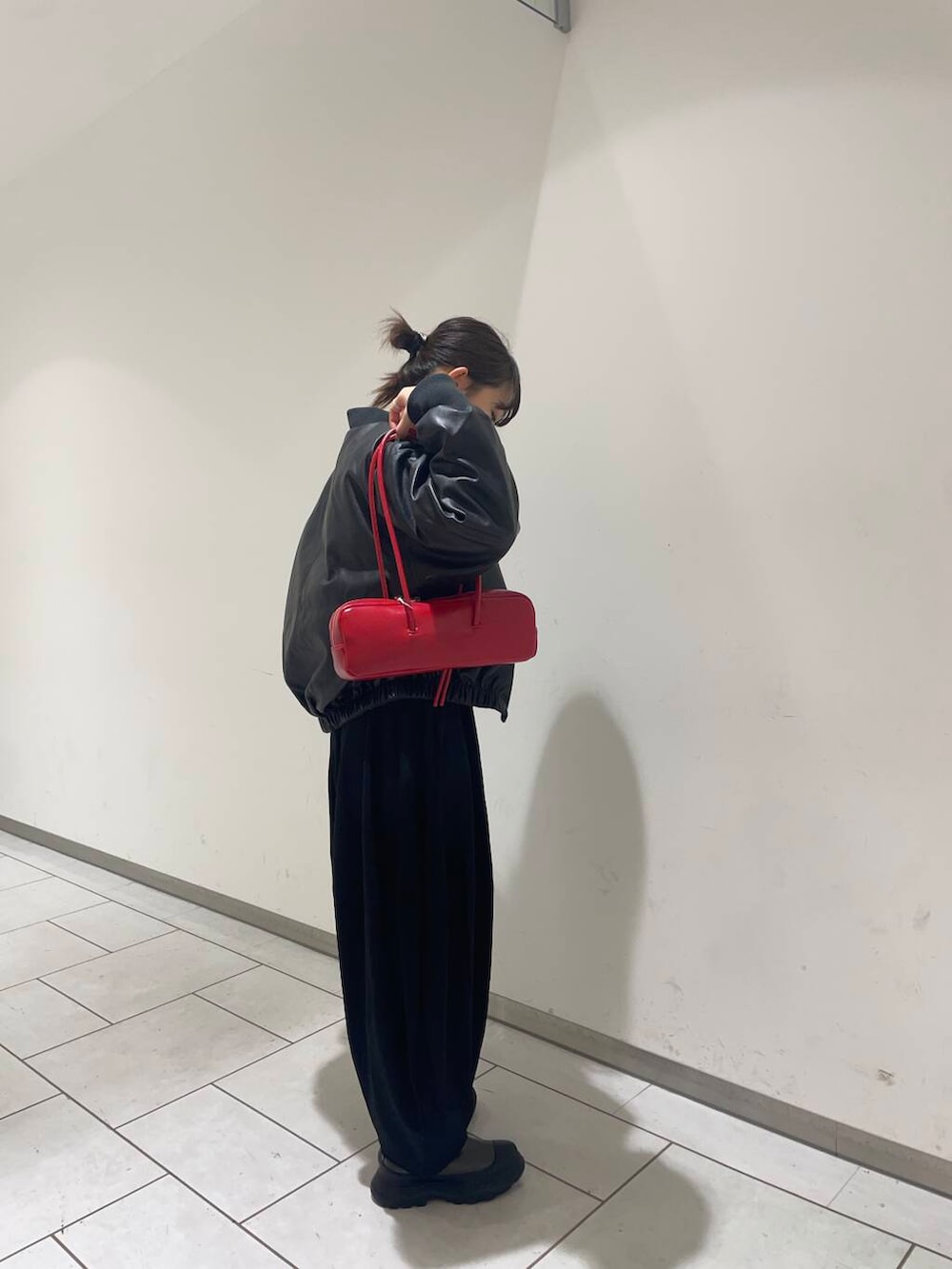 グリーン系のブーツ、ブラック系のその他パンツ、ブラック系のブルゾンを着用したレディースの秋コーディネートの2枚目の写真