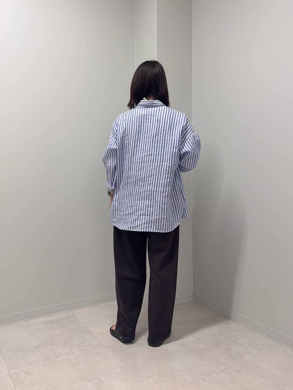 ホワイト系のTシャツ/カットソー、その他のシャツ/ブラウス、ブラウン系のその他パンツを着用したレディースの春コーディネートの4枚目の写真