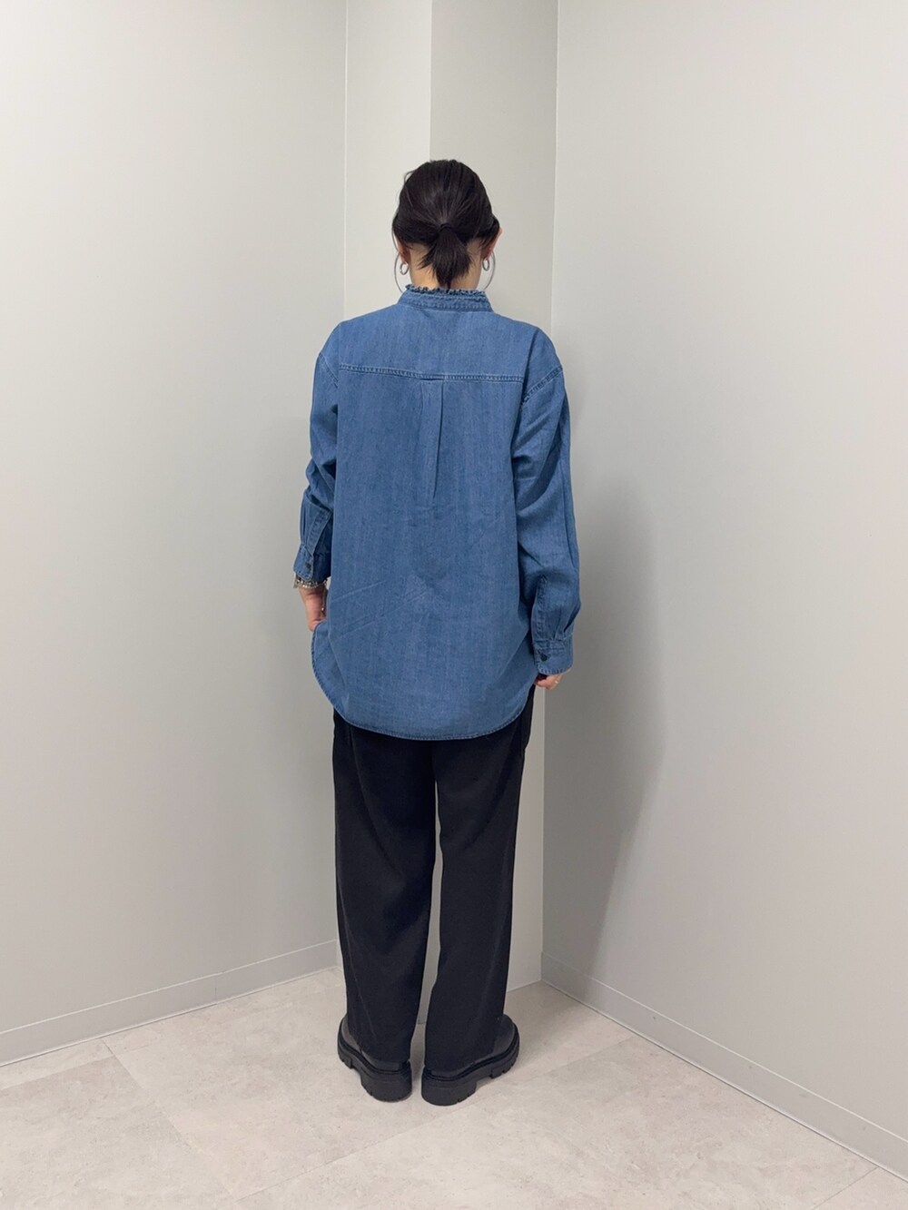 ブルー系のシャツ/ブラウス、ブラック系のその他パンツ、ブラック系のブーツを着用したレディースの秋コーディネートの3枚目の写真