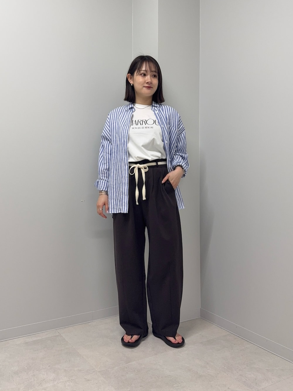 ホワイト系のTシャツ/カットソー、その他のシャツ/ブラウス、ブラウン系のその他パンツを着用したレディースの春コーディネートの2枚目の写真