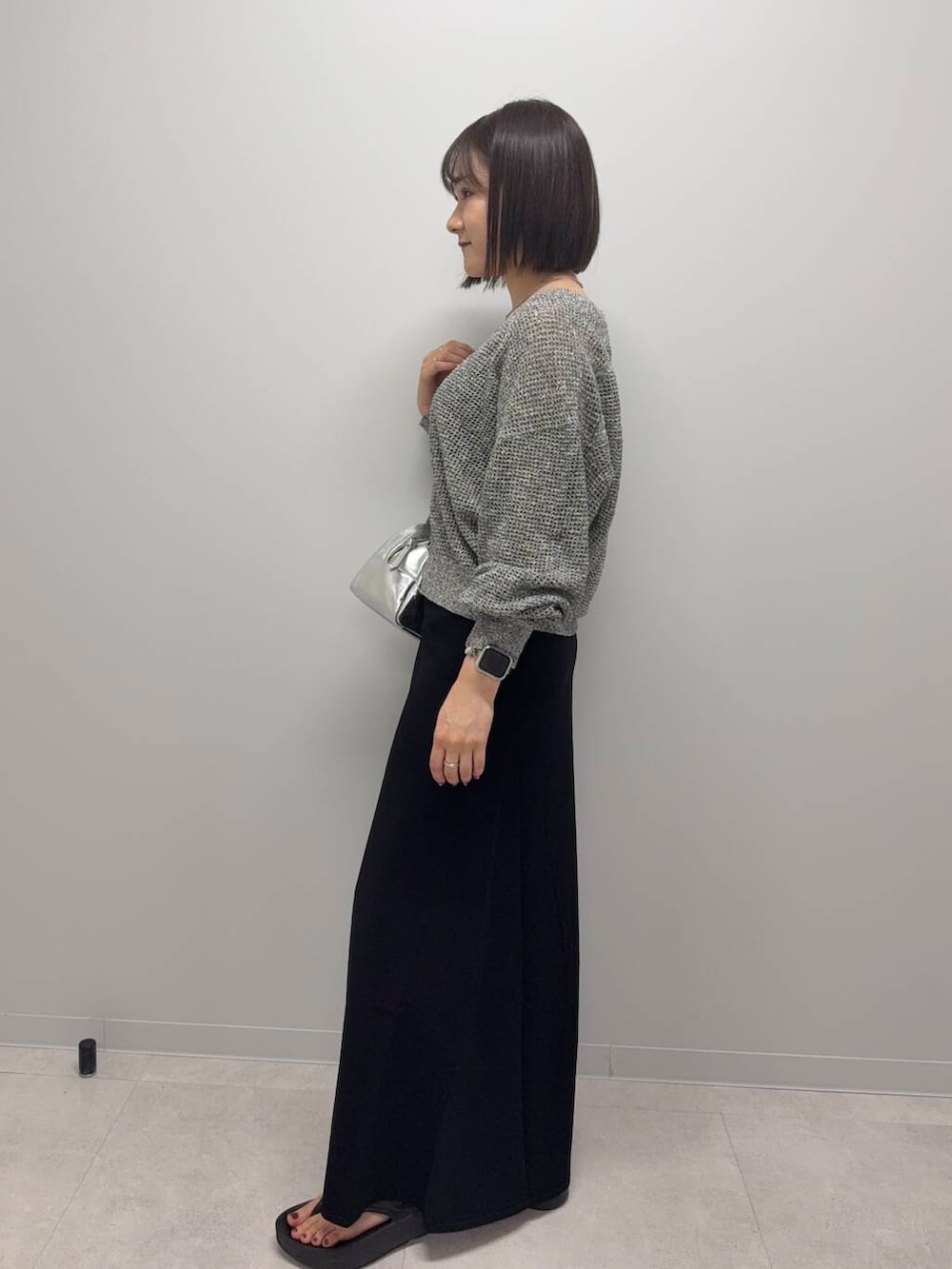 「サンダル、Aラインスカート、OOFOS、20代、urstore、骨格ストレート、ゆったりカーディガン、とても暑い」｜「OOFOSのOOFOS　Oomega（サンダル、ブラック系）」を使った、あおいさん（レディース・158cm）の夏コーディネートの2枚目の写真