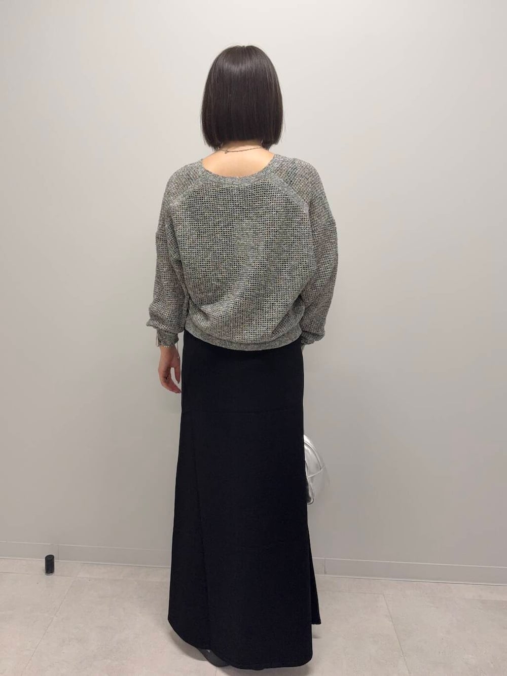 「サンダル、Aラインスカート、OOFOS、20代、urstore、骨格ストレート、ゆったりカーディガン、とても暑い」｜「OOFOSのOOFOS　Oomega（サンダル、ブラック系）」を使った、あおいさん（レディース・158cm）の夏コーディネートの3枚目の写真